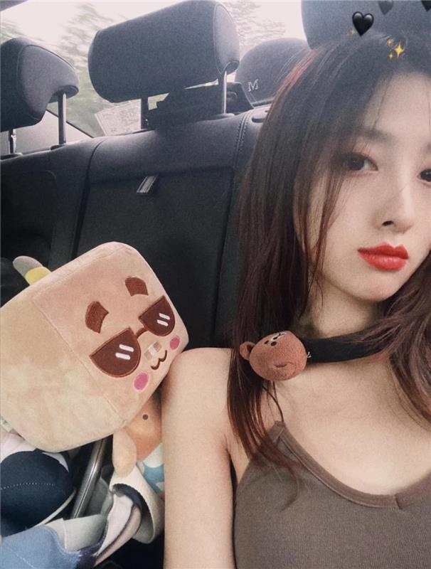 五官精致的兼职性感妹纸